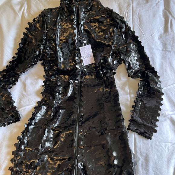 👌🏼🌺NWT jumpsuit…Synthetic material with a petal type appearance - Picture 1 of 8